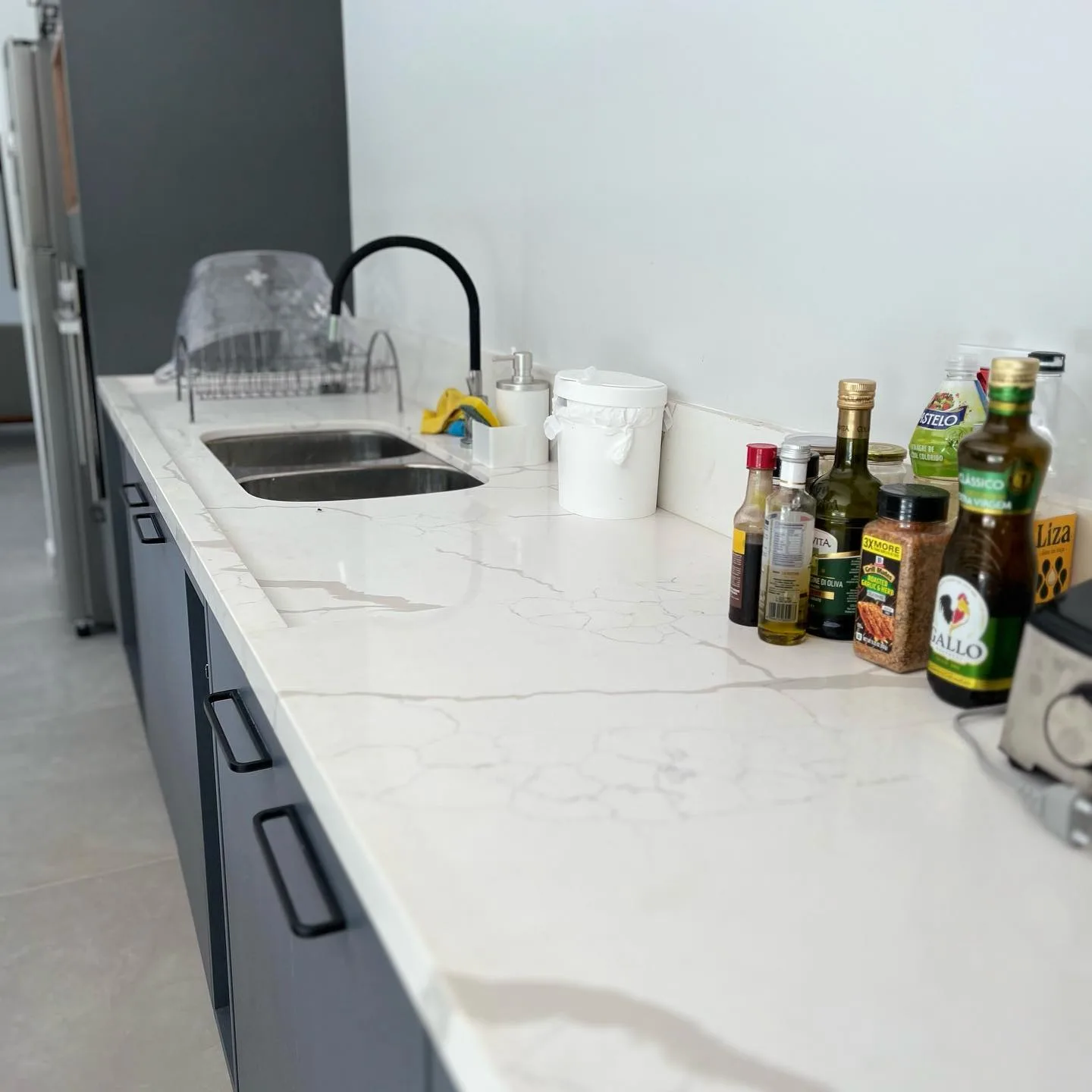 Cozinha com bancada em Quartzo Calacata